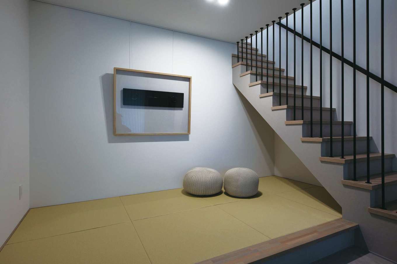 ぽっくハウス静岡（東海ハウス）｜スタイリッシュな空間にフィットするように設えられた畳スペースがくつろぎを生む。芸術家である奥さまのお父さまの作品を飾れるよう随所にピクチャーレールが設置されている