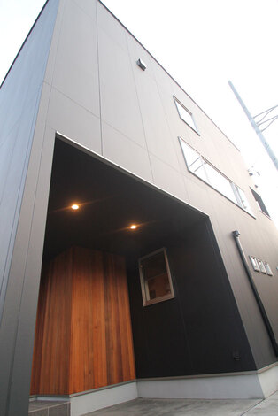 サイディングとレッドシダーが融合したスタイリッシュな外観