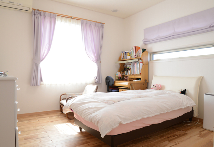 明るく爽やかな雰囲気のお部屋です。淡いラベンダーカラーのカーテンがよく映える