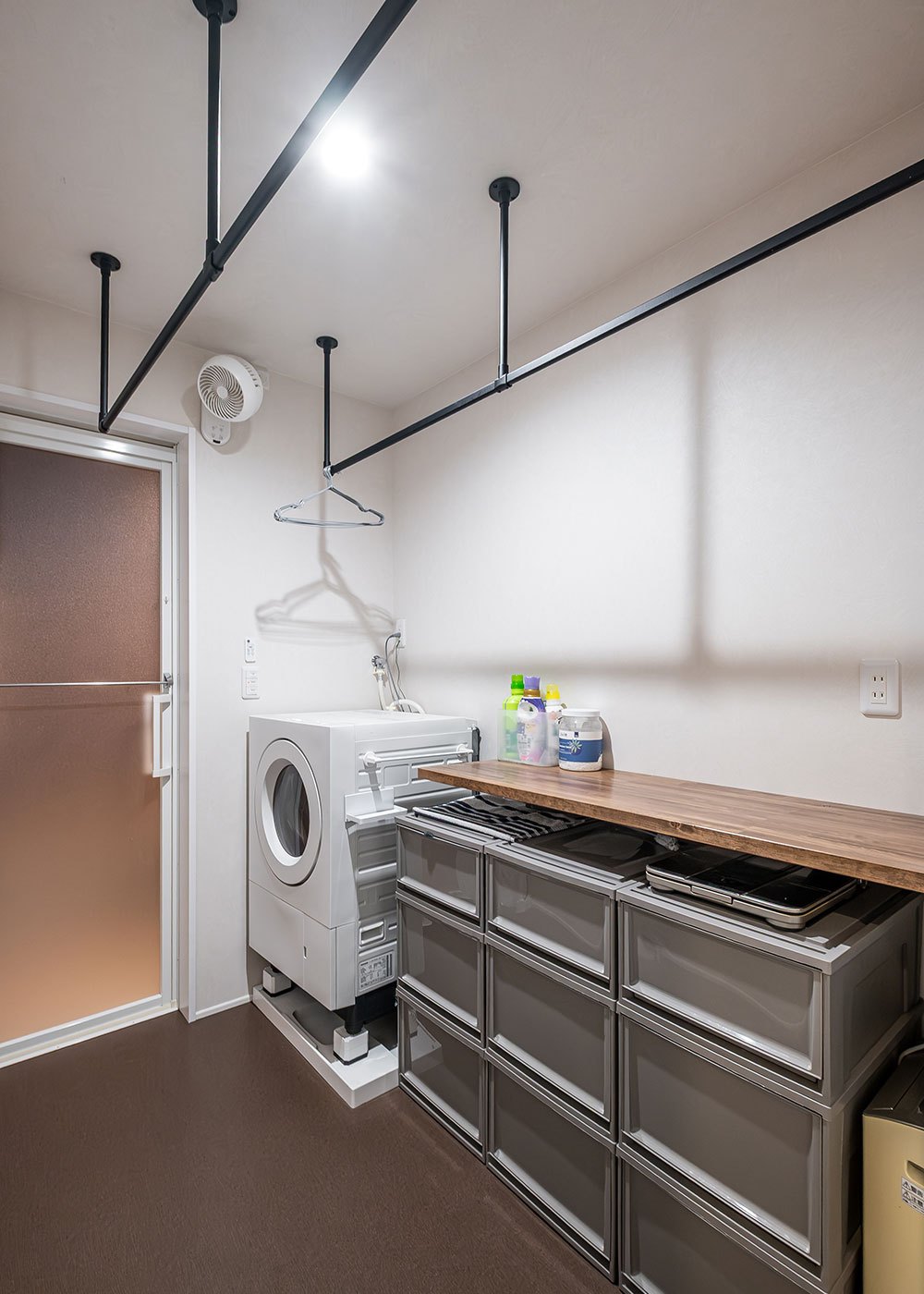 R＋house御殿場（岳南建設）【間取り、建築家、平屋】脱衣所の作業用カウンターが便利