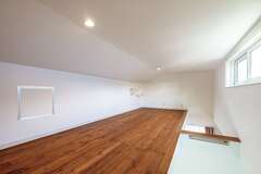 ロフトは隣り合う2部屋の洋室とつながっている