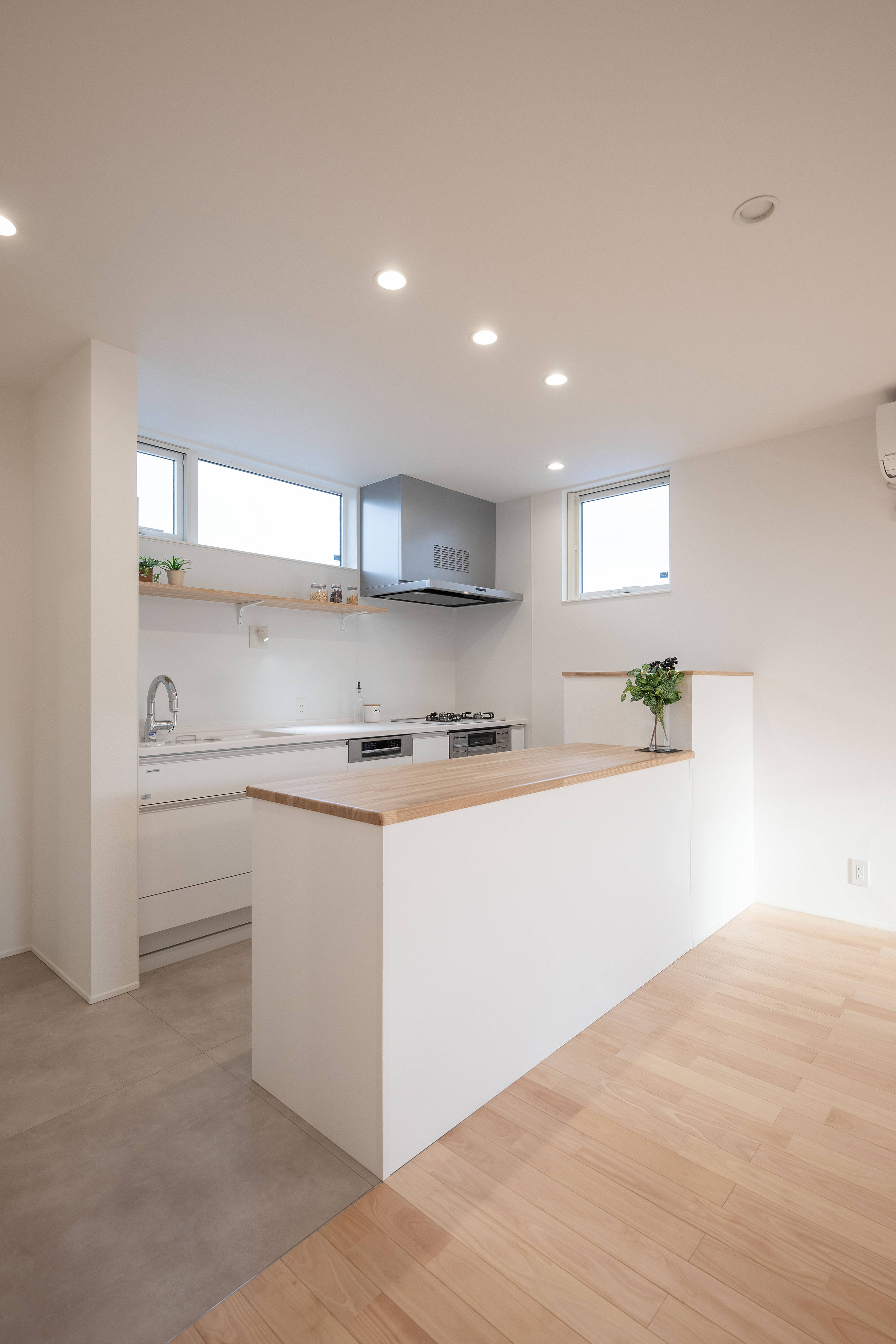 ハウスプラン（R＋house沼津・富士）【デザイン住宅、省エネ、建築家】キッチンはハイサイドライトで明るさを確保