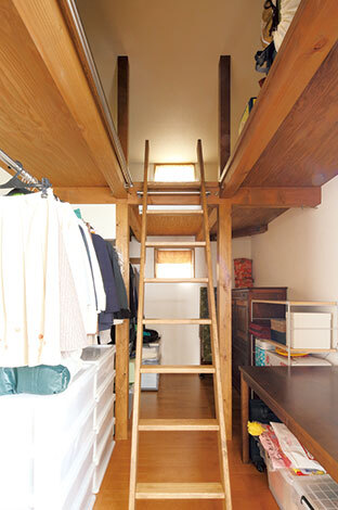 ウォークインクローゼットは杉の足場板を利用したことで、ロフトのような空間が生まれ、収納力も倍増。スケッチから容易にイメージできたので、「これ、 いいですね！」と即決