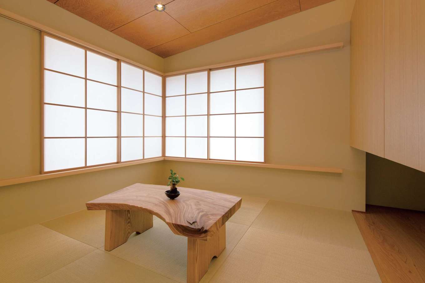 丸洋建設 ハウスオブハウス【自然素材、間取り、デザイン住宅】緩い勾配天井と吊押入れを採用し、より広く感じられる和室。障子から漏れる光の陰影が美しい