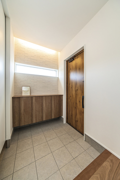 玄関の間接照明のあしらいや窓のデザイン、タイルの仕様などは同社モデルハウスを参考に、建築家とプランニングを重ねたそう。「モデルハウスのあしらいを基準にできたから、後悔のない家づくりが叶いました」