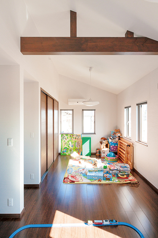2部屋続きの子ども部屋。勾配天井と梁がアクセント。将来は壁の設置が可能