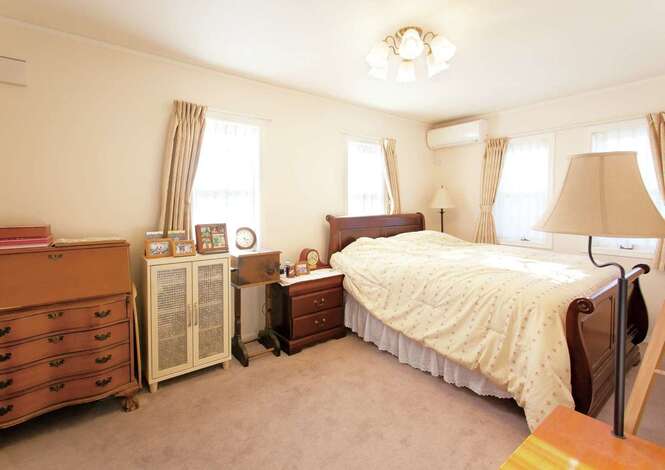 アンティーク家具がよく馴染む主寝室。右手奥に大型ウォークインクローゼットも備えている