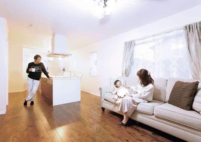 家族が自然と集まるLDK。奥様自慢のアイランドキッチンが要となり、リビングとダイニングをつなぐ