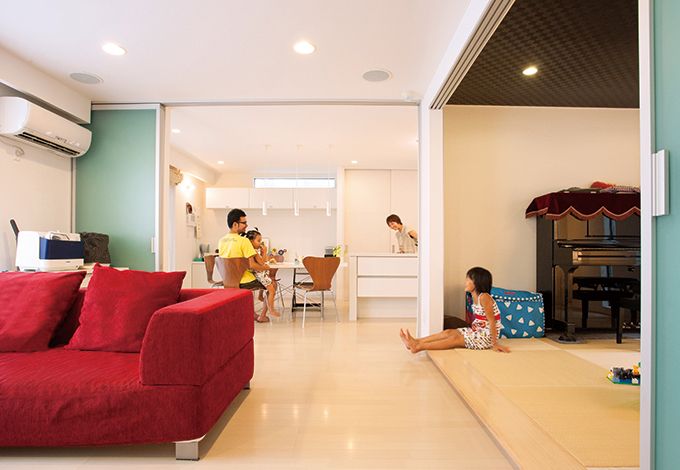 丸昇彦坂建設【デザイン住宅、子育て、間取り】白をベースにした内装がいっそう明るさと広がりを感じさせるLDK