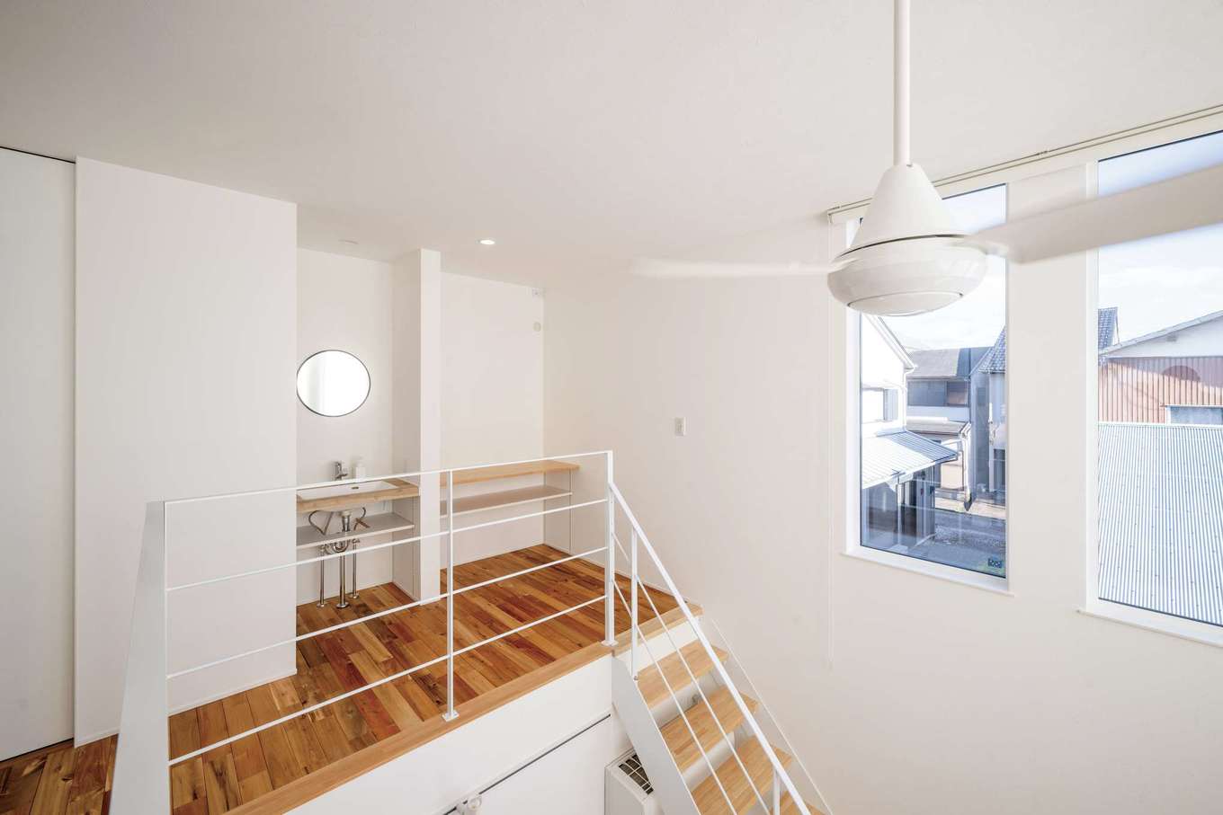 ハウスプラン（R＋house沼津・富士）【デザイン住宅、省エネ、建築家】明るい2階ホールは、テイストを統一してコンパクトなデスクと洗面を造作