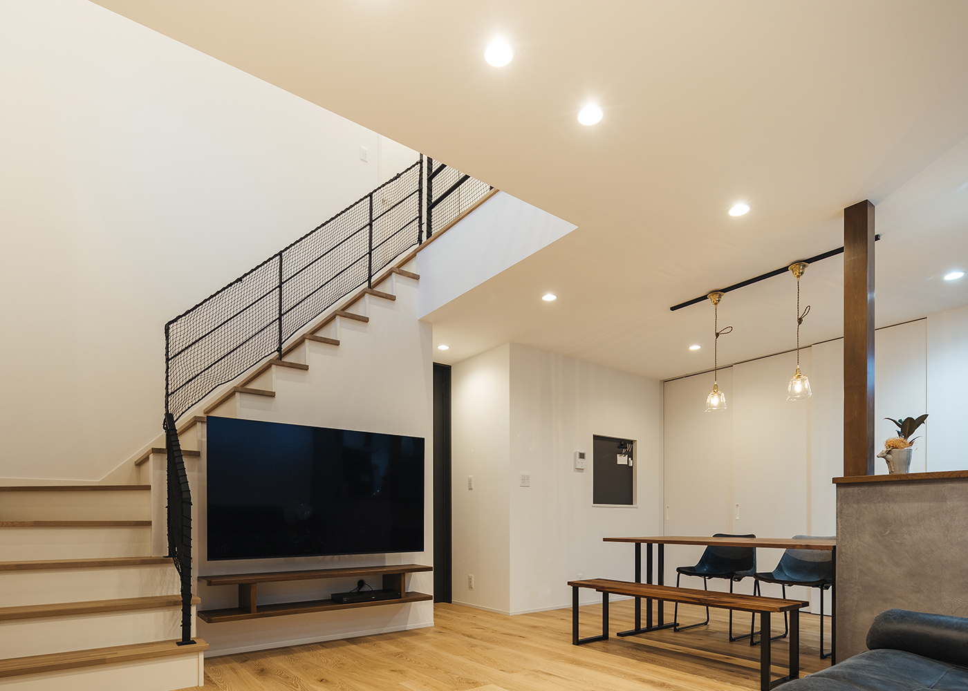 米山住研【デザイン住宅、収納力、インテリア】吹き抜けのあるリビング、オーダーメイドのアイアン手すりが特徴