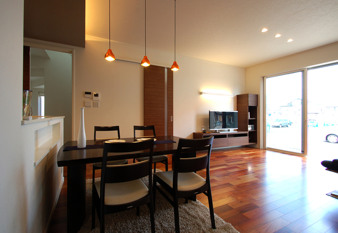 大きな窓から明るい光が差し込むリビングダイニング。ダイニングテーブル横のニッチが便利