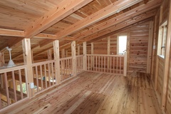 自然素材が活かされたロフトスペース。高さを活かして収納やプレイルームとして活用できる空間である。