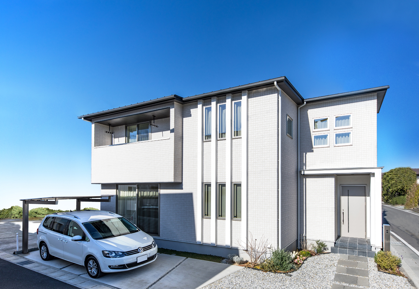 DAIBA HOME【子育て】1階と2階の窓をつなげたラインは塗り壁。サイディングで仕上げた外観のアクセントになっている。ダイバホームでは、全邸耐震等級3、長期優良住宅仕様で性能面でも安心だ