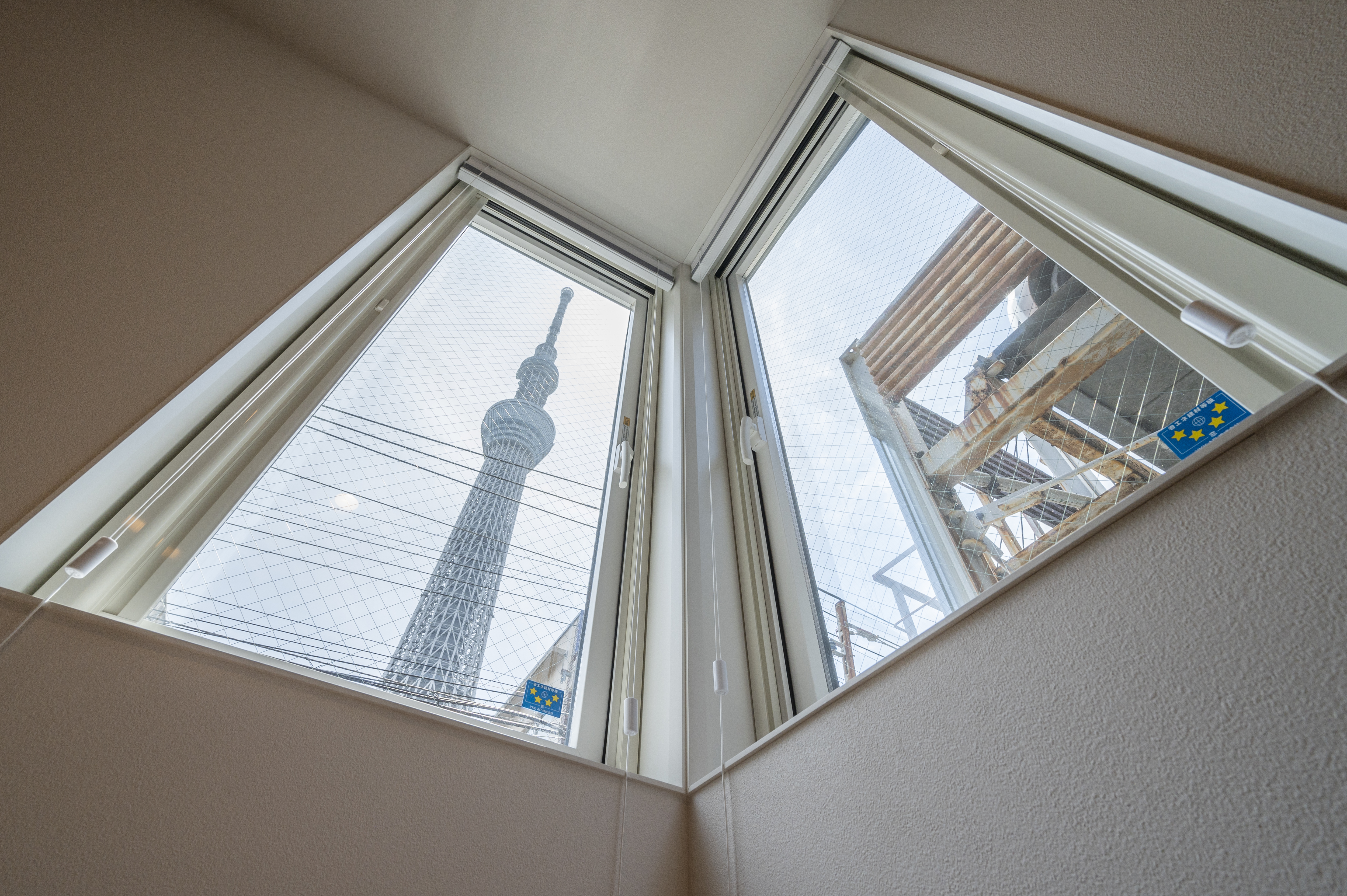 オネストアーク｜大きな窓からスカイツリーが見える居室の一角。開放感あふれる眺望が、日常を特別なものにしてくれる。