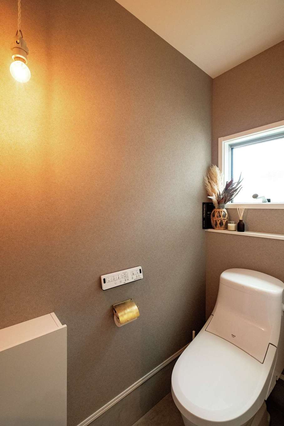 ハートホーム【デザイン住宅、高級住宅、間取り】来客用も兼ねた1階トイレはグレーの壁紙でシックな印象に