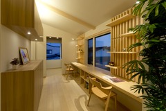 子ども室にはデスクを置かずに、２階ホールに広いスタディコーナーを設けている。家族みんなのワークスペースとしても活躍してくれそうだ