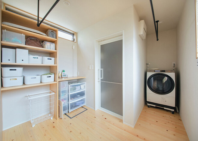 脱衣室は4畳の広さ。造作棚や作業台を依頼