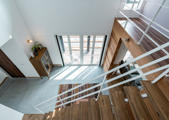 目線がタテ・ヨコに抜けていくことで、より開放感が生まれる土間空間。スケルトンの階段を上がってそのままバルコニーへとつながるL字の廊下も動きやすくて便利