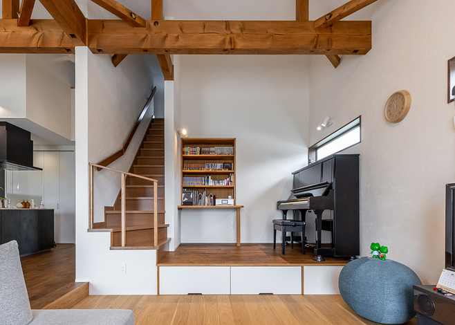 リビングの横に階段の1段目を延長してつくった書斎スペース。下は収納になっている