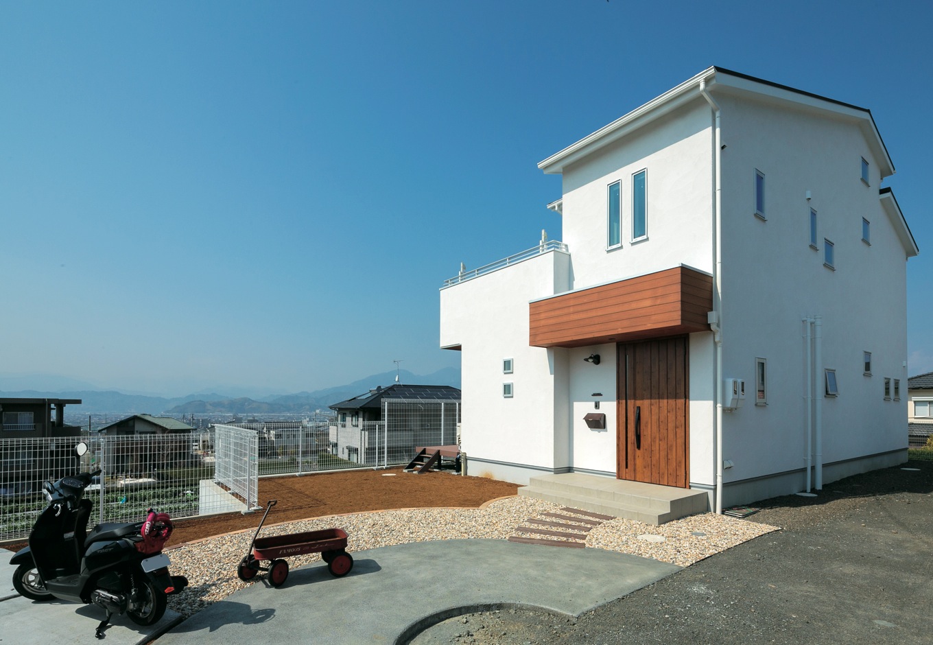 アトリエサクラ【子育て、省エネ、間取り】高台に建つK邸。日当たりの良い南西側ではなく、展望が開ける方向にリビング、バルコニーを設けた