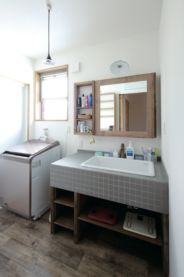 富士ホームズデザイン【デザイン住宅、自然素材、インテリア】「木とタイル、照明の感じがイメージ通り」と奥さまお気に入りの洗面台