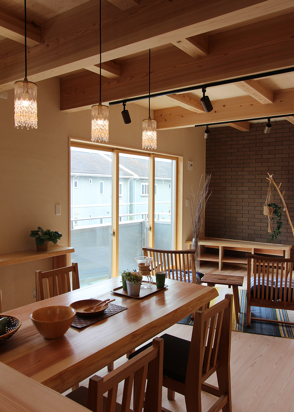 アクトホーム【自然素材、省エネ、間取り】家具や建具などの造作にも定評があり、雰囲気と用途に合わせて提案される。和モダンの空間に合う、大井川スギのテーブルとイスは、同社オリジナルの家具