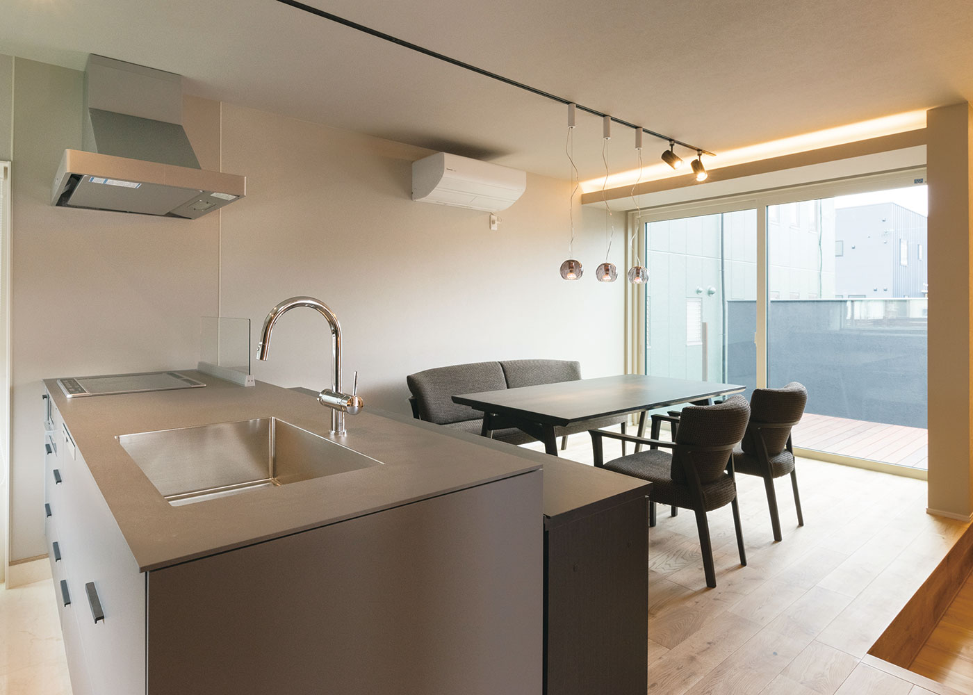 クラフトハウス【デザイン住宅、狭小住宅、建築家】大きな窓から光を取り入れる