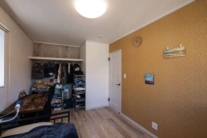 子ども部屋を3つ設けることも大切な要望。一面のコルクの壁は共通に。広さを感じるようあえてオープンにした収納の背後は、それぞれが好きなクロスを選んだ