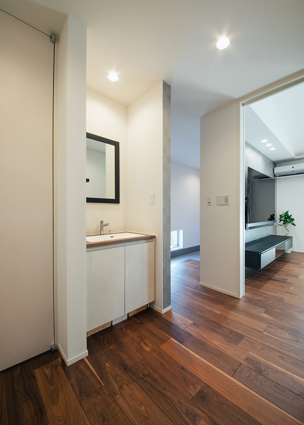 アイ工務店【子育て、間取り、平屋】玄関からリビングまたはサニタリーへと2方向にアクセスできる動線