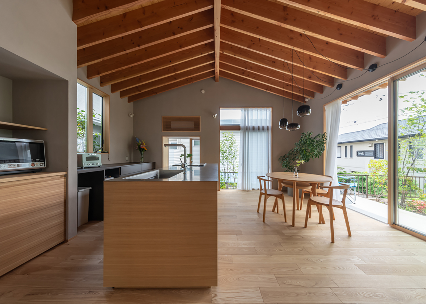 m+h（エムアンドエイチ）建築設計スタジオ【自然素材、建築家、平屋】キッチンの換気扇をオーダーでビルトインしたことで開放的なスペースに。現しの梁をリビングの梁より幅を薄くして変化をつけた