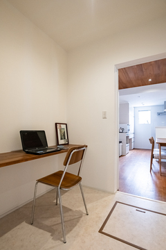 キッチンの横にしつらえた家事室。作業台は無垢の一枚板で造作。アイロン掛けや仕事もはかどる