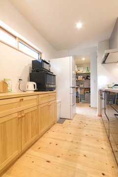 長身の奥さまは、90cm高のキッチンもこだわり。奥に設けた大きなパントリーも使い勝手がいい
