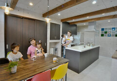 回遊性のあるアイランドキッチンは家族みんながお手伝いしたくなる。木のダイニングテーブルはご主人の手づくり 