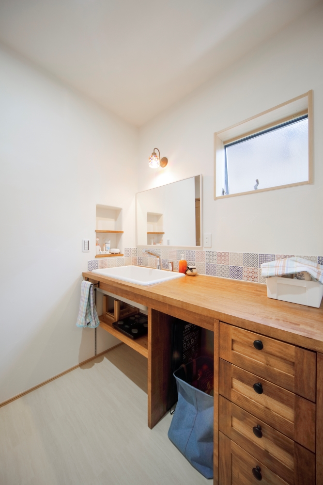 花みずき工房【和風、自然素材、平屋】広々と使いやすい造作洗面のカラフルタイルは奥様のお気に入り