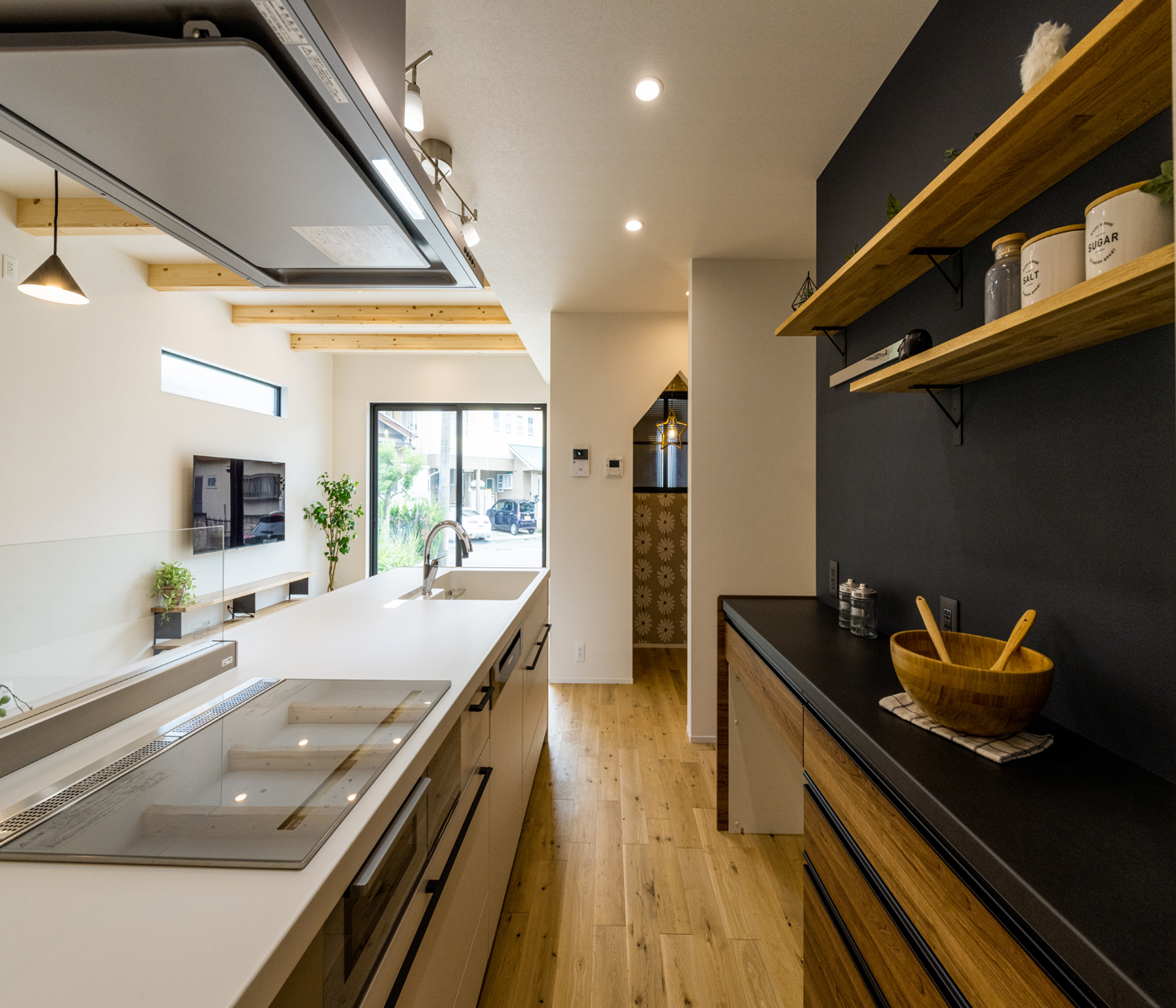 SEVEN HOUSE/セブンハウス【デザイン住宅、趣味、間取り】キッチンの背面に見せる収納を造作。南の掃き出し窓をはじめ、家の四方に大小さまざまな窓があり、光と風が行き渡る