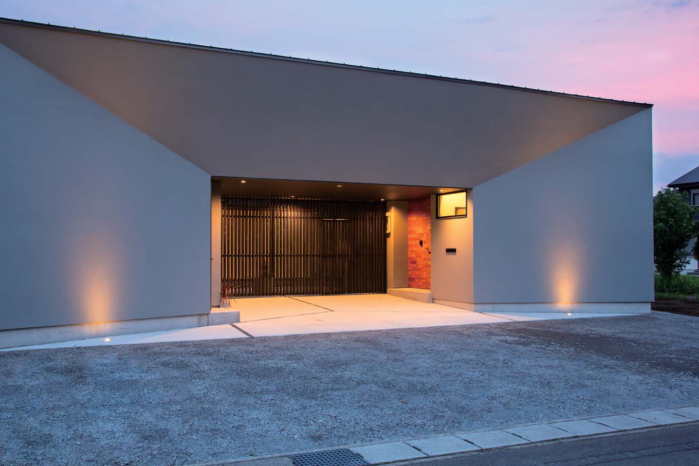 TENアーキテクツ 一級建築士事務所【デザイン住宅、高級住宅、建築家】住まう人の個性を大事にプランニングされた独創的な外観デザイン。ライトアップにもセンスを感じる