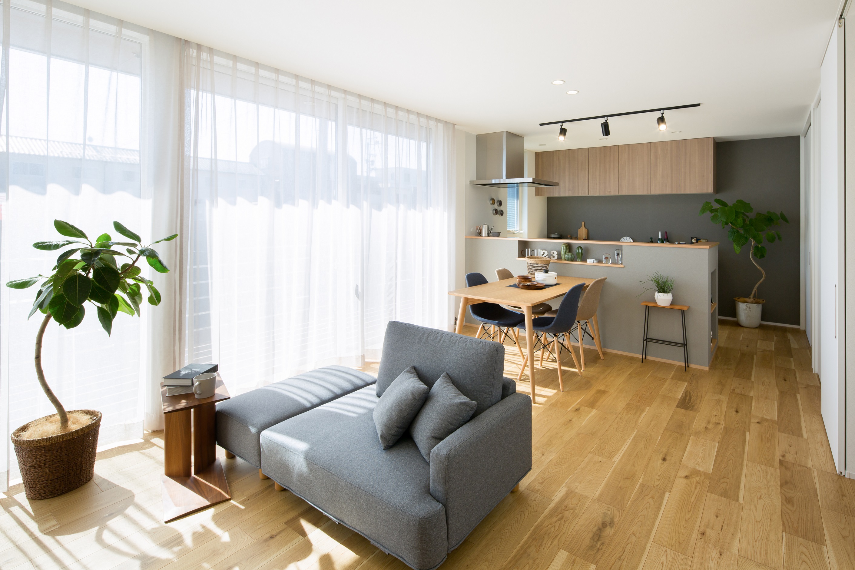 シンプル｜カーテンBOXを作りスッキリとしたリビングに。
オークの床材とグレーの相性抜群。