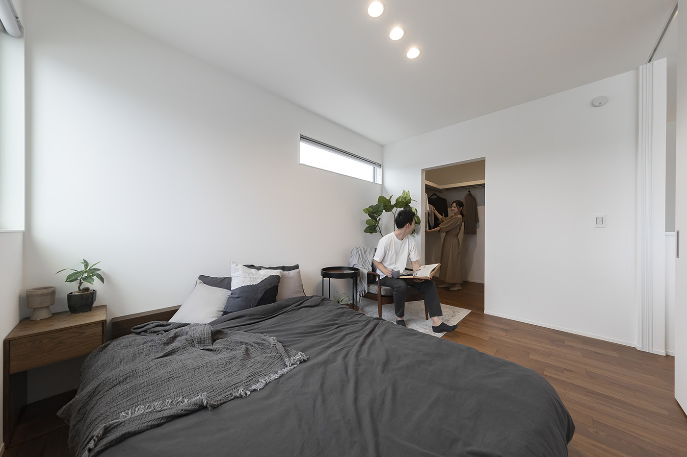 PG HOUSE（ピージーハウス）【浜松市中央区曳馬6-19-5・モデルハウス】6畳の主寝室。ホールを介して2つの個室と距離を離したことで、家族間のプライバシーを確保。主寝室に隣接して2.5畳のウォークインクローゼットを設けてあり、季節ごとに衣類や小物をすっきり収納できる
