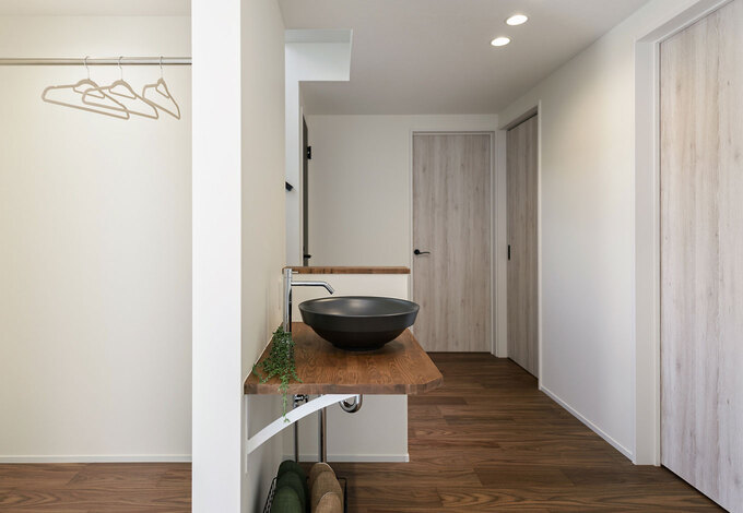 玄関には、コートを掛けるハンガーラックと、帰宅してすぐに手を洗う習慣が身につく洗面を設置