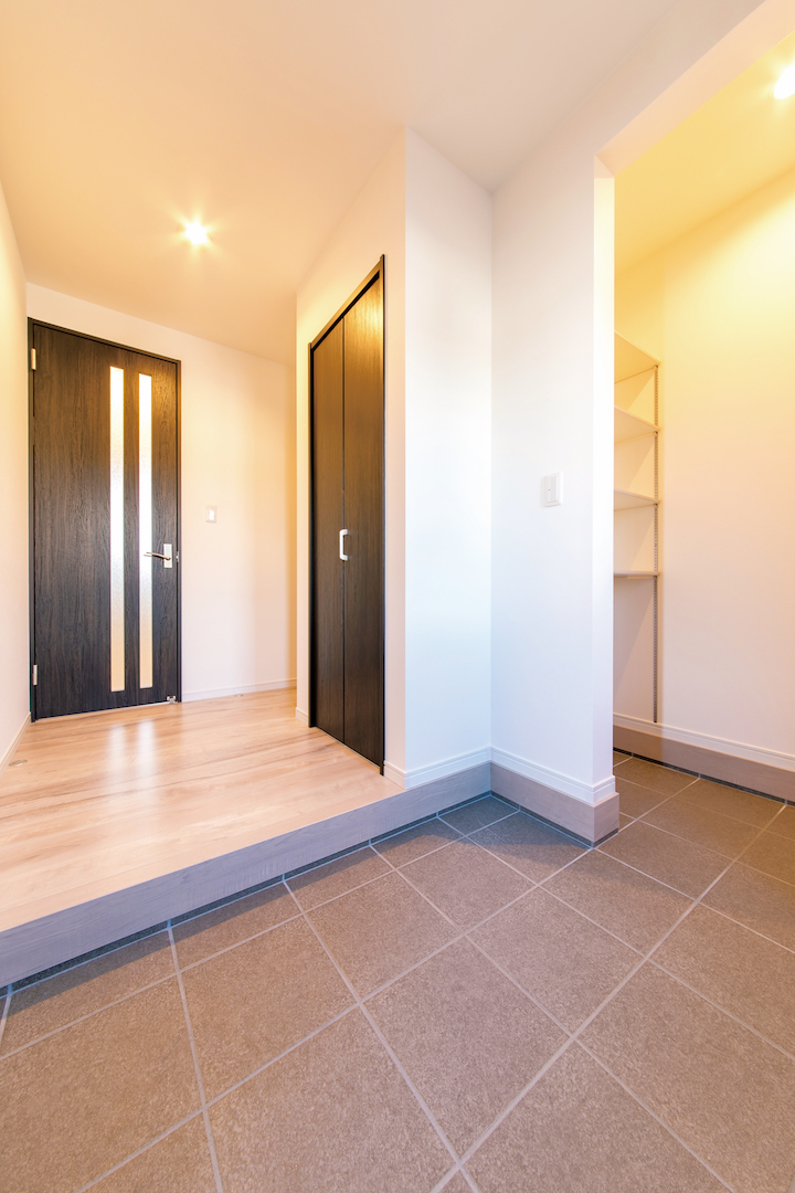 irohaco （アヴァンス）【1000万円台、デザイン住宅、省エネ】広めにとった玄関には、たっぷりと靴を収納できるシューズクロークも