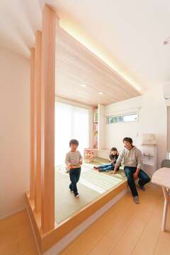 小上がりの畳コーナー。洗濯物をたたんだり、子どもが熱を出した時に寝かせたり、ユーティリティに使えて便利。木目の天井と間接照明が奥さまのこだわり