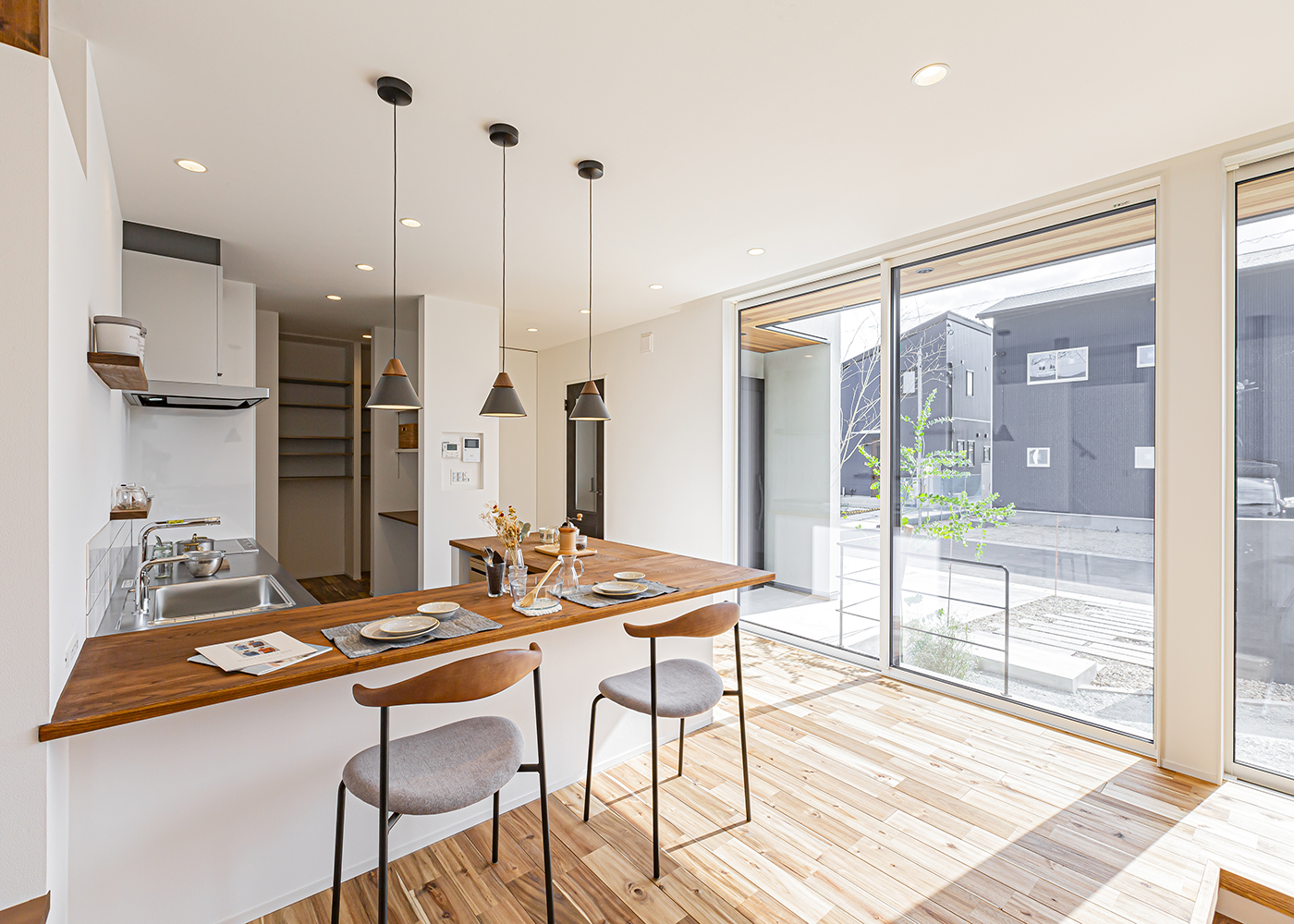 ARRCH アーチ【デザイン住宅、間取り、建築家】I列型のキッチンにL時型のダイニングカウンターを組み合わせ、「コ」の字型に仕立てたキッチン。調理スペースを広く取ることができ、配膳や片付けも抜群に便利