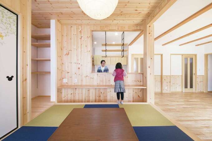 掘りごたつのある畳コーナー。壁も天井も無垢板を貼って変化をつけた。カウンターは子どものスタディコーナーにもなる