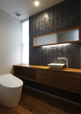 重厚感漂う通し目地のアクセントタイル。証明がより一層雰囲気を増してくれる