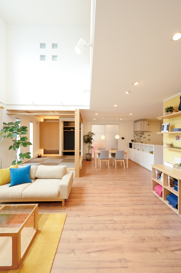 Yamaguchi Design 掛川店（アイフルホーム 掛川店）【掛川市南西郷480-3　・モデルハウス】開放感あふれる吹抜けのLDK。家具や照明のコーディネートも参考にしたい