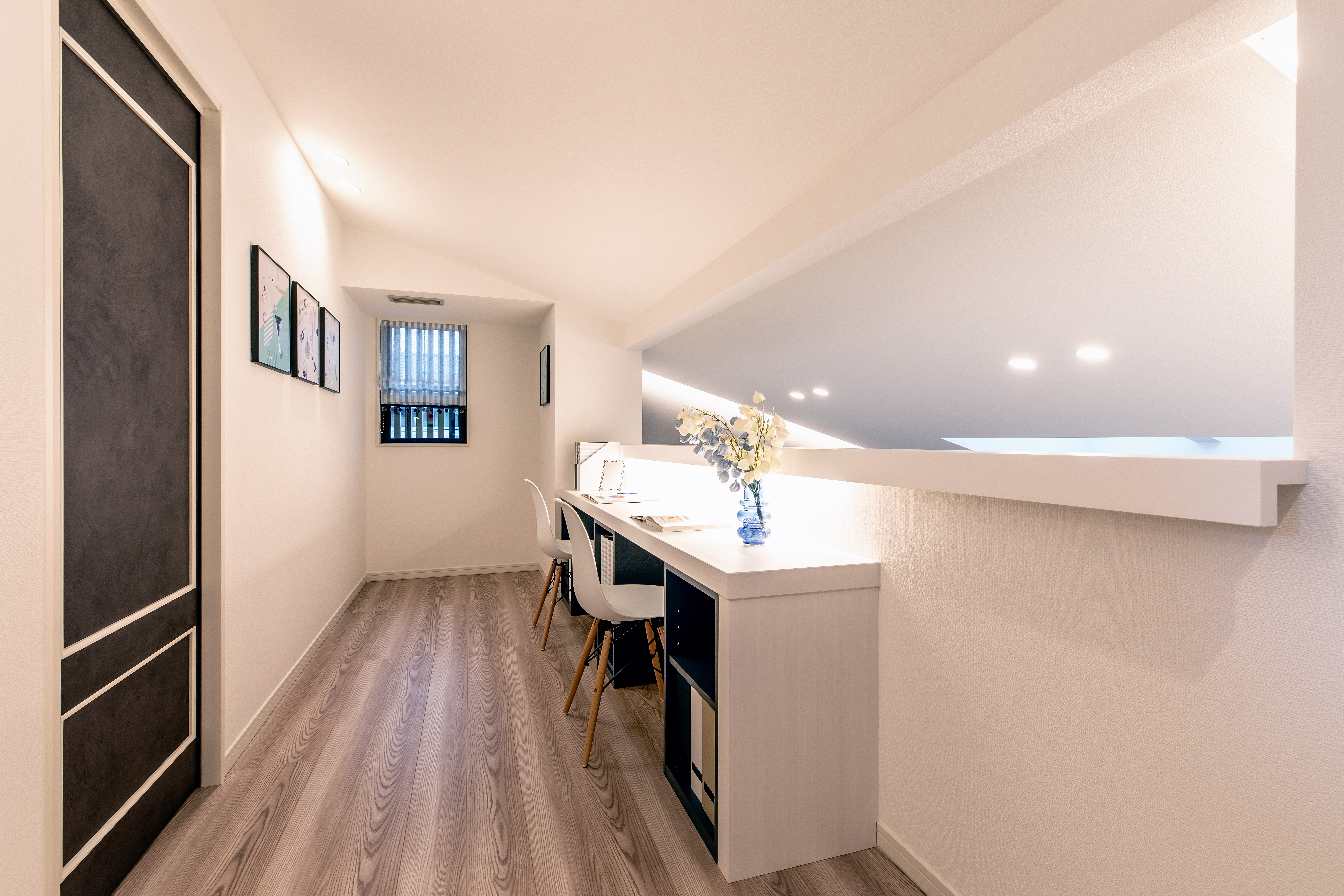 コンチネンタルホーム｜明るく開放的なワークスペース。長いデスクにより2人が並んで作業でき、収納も充実しているため、快適な作業環境を提供する。