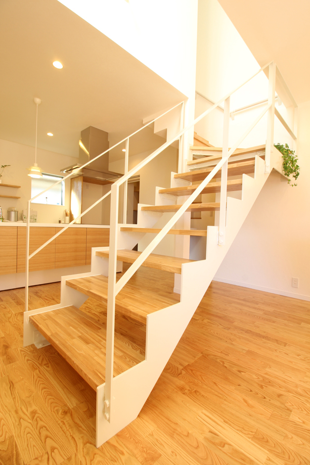 小野田産業～designers house project～【デザイン住宅、子育て、自然素材】白いアイアンのストリップ階段はLDKのアクセントに