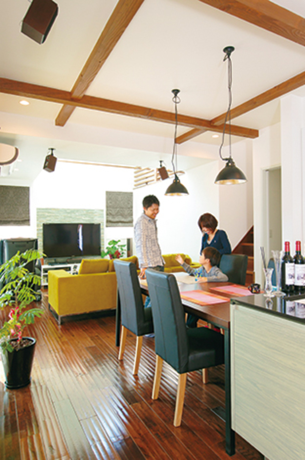 メイプルアンティーク仕上げのキッチンは、 『納得』オリジナルの 新商品。天井の現し梁に付けたスピーカーから心地よいサウンドが舞い降りてくる