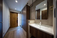 玄関から近い位置に設けた手洗い専用の洗面台。収納力も十分に備えている